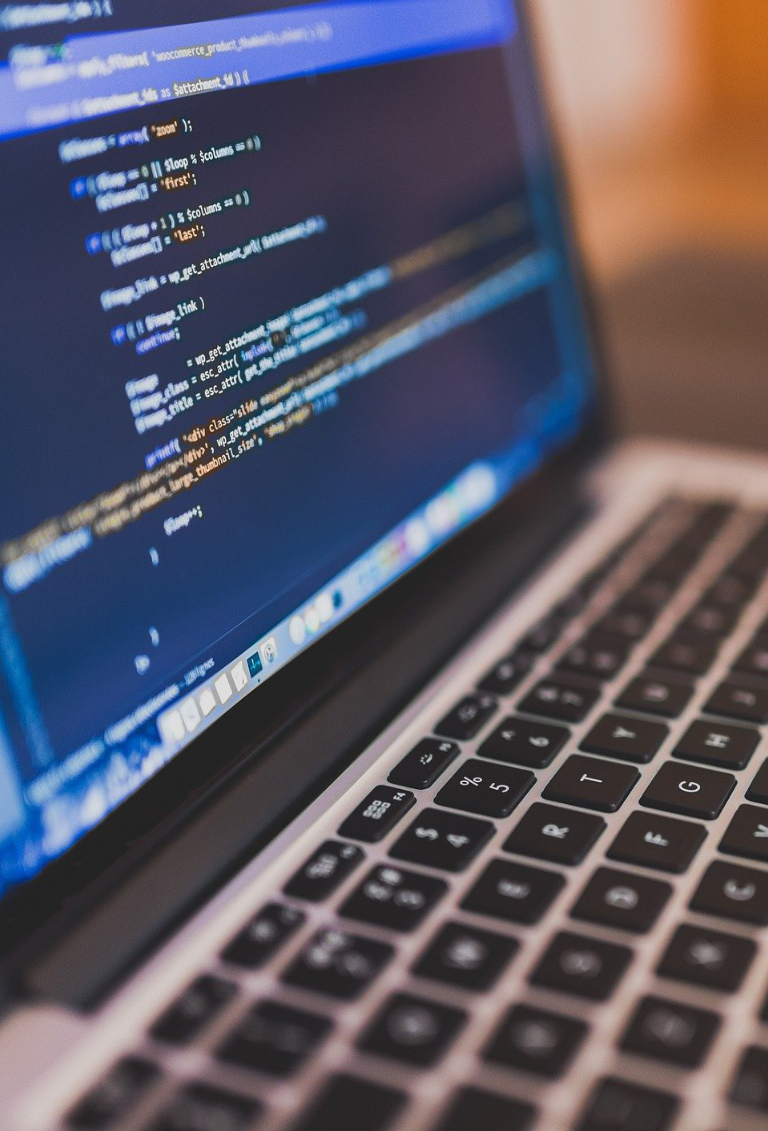 Laptop mit Code